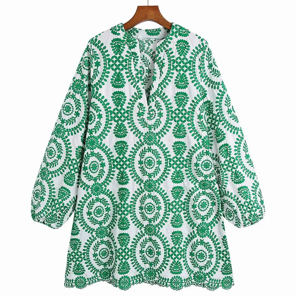 Vestido Bordado com Manga Longa Clássico