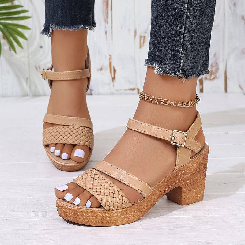 Sandália Feminina Elegante com Salto Quadrado, Plataforma e Fechamento Ajustável