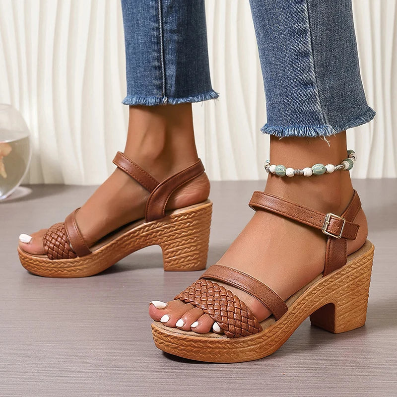Sandália Feminina Elegante com Salto Quadrado, Plataforma e Fechamento Ajustável