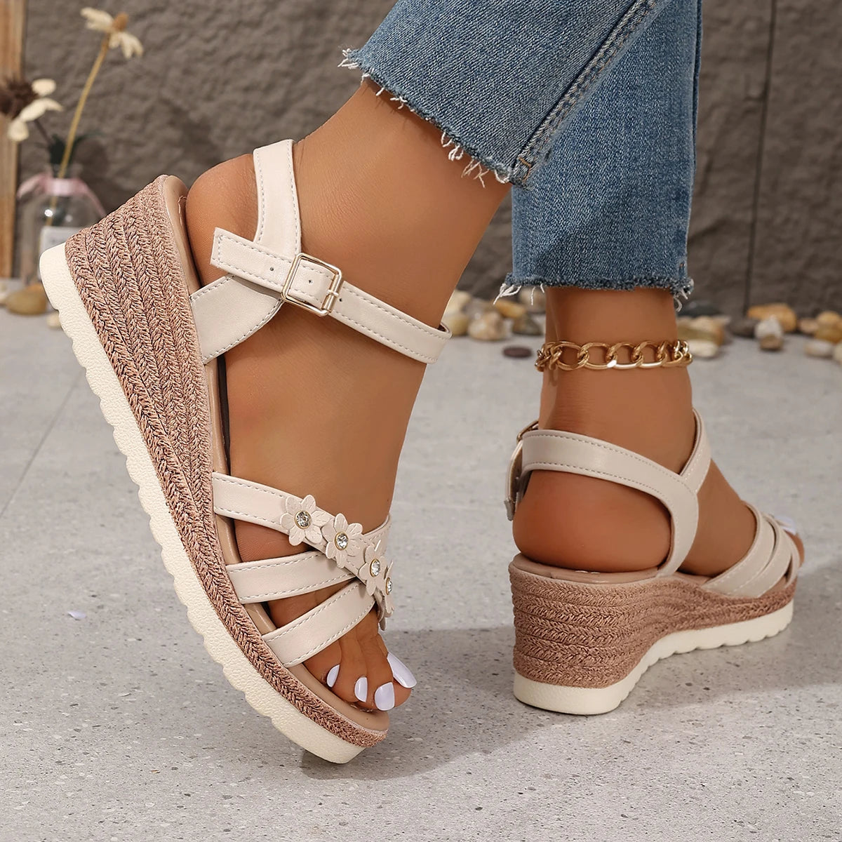 Sandália Feminina Elegante com Salto Médio, Plataforma e Fecho Ajustável