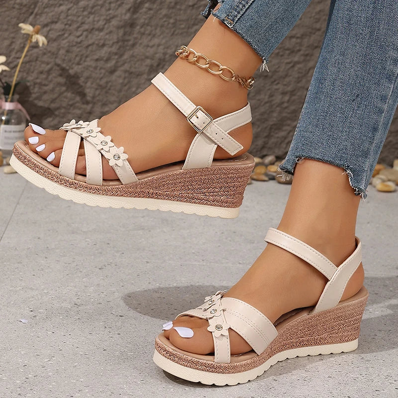 Sandália Feminina Elegante com Salto Médio, Plataforma e Fecho Ajustável