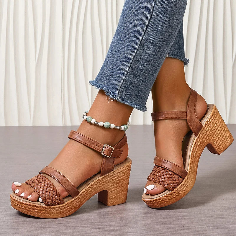Sandália Feminina Elegante com Salto Quadrado, Plataforma e Fechamento Ajustável