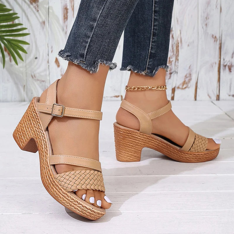 Sandália Feminina Elegante com Salto Quadrado, Plataforma e Fechamento Ajustável