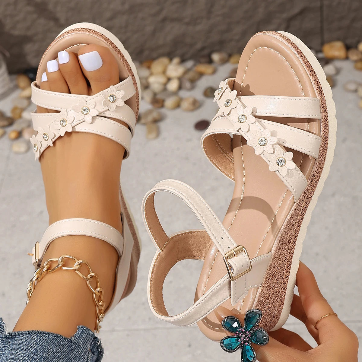 Sandália Feminina Elegante com Salto Médio, Plataforma e Fecho Ajustável